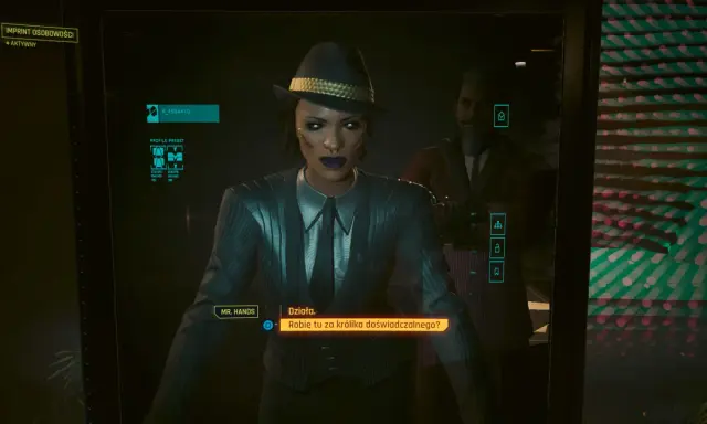 Kobieta w kapeluszu i garniturze, w tle mężczyzna. Interfejs gry, tekst "Robię tu za królika doświadczalnego?". To cyberpunk interregnum.