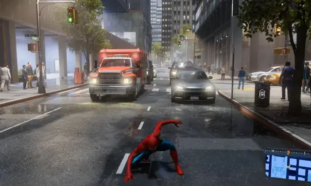 Spider-Man w deszczowym mieście, gdzie nagłe spadki FPS utrudniają pościg. Wóz strażacki i inne pojazdy na ulicy.