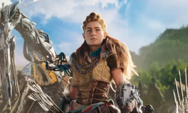 Aloy z Horizon 3 kiedy walczy z mechanicznym stworzeniem na tle gór i błękitnego nieba.