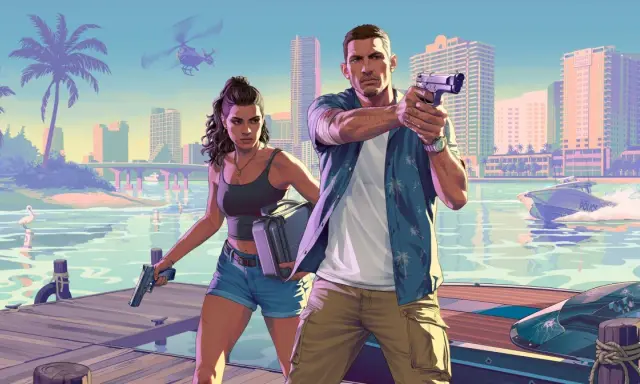 Para GTA VI PC: para z bronią na molo, w tle miasto, palmy i policyjna łódź.