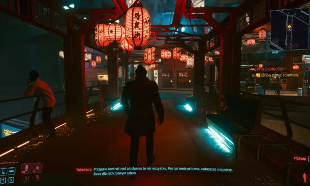 Nocne, neonowe miasto w stylu cyberpunk. Wszędzie wiszą czerwone lampiony, a ścieżki oświetlają niebieskie światła. W oddali widać sylwetki ludzi.