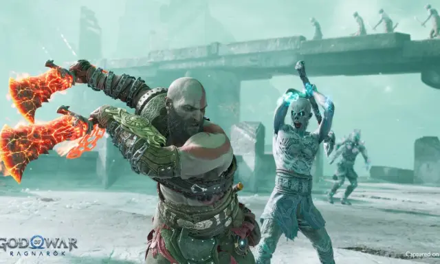 Kratos z płonącymi toporami walczy z lodowymi wrogami. Ile godzin zajmie ukończenie tej epickiej przygody w God of War Ragnarök?