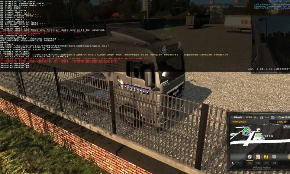 Komendy ETS2: błąd ładowania pliku trailera, brakujące dane, ale gra działa. Widok na ciężarówkę MAN i mapę z Krakowem.