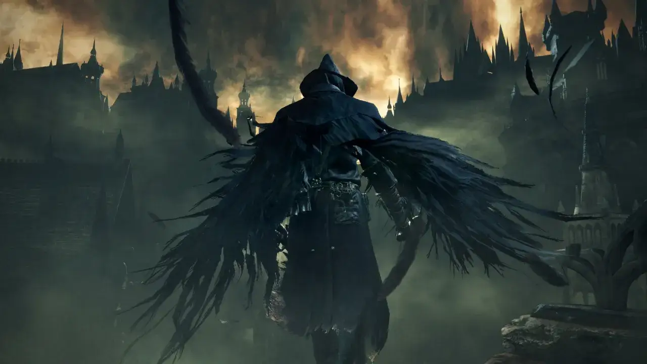 Mroczny łowca z piórami jak skrzydła, na tle gotyckiego miasta. To scena z Bloodborne poradnik, która zapowiada trudną walkę.