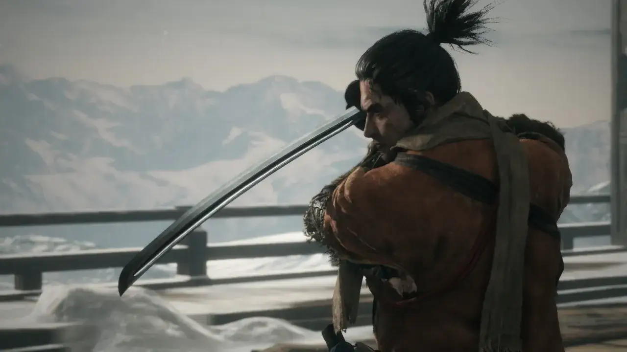 Wolf z Sekiro w zimowej scenerii, gotowy do walki. Ten sekiro poradnik pomoże Ci przetrwać.