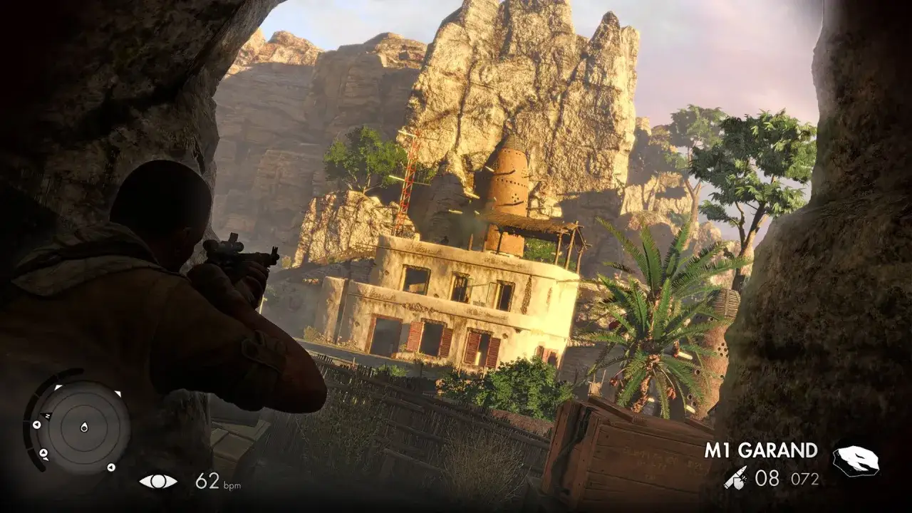 Gracz celuje z karabinu M1 Garand, szukając okazji do strzału. To scena z gry Sniper Elite 3 poradnik.