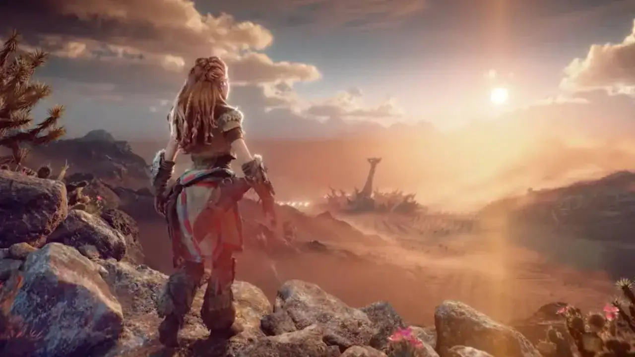 Aloy patrzy na pustynny krajobraz w Horizon 3, kiedy słońce zachodzi za chmurami.