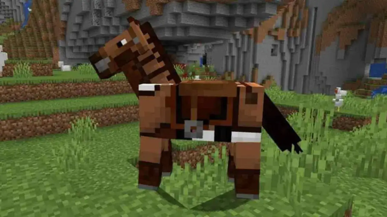 Koń w Minecraft, gotowy do oswojenia. Jak oswoić konia w MC? Podaj mu jabłko lub pszenicę, a potem wsiądź!
