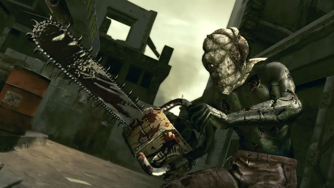 Potw&oacute;r z piłą łańcuchową w zrujnowanym mieście, groźny przeciwnik z Resident Evil 5 Remake.