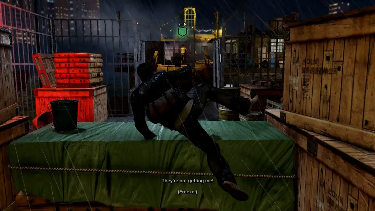 W deszczową noc, bohater gry Sleeping Dogs 2 skrada się po magazynie, unikając wykrycia.