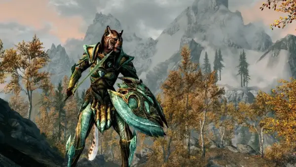 Khajiit w zbroi z mieczem i tarczą, gotowy do walki w górach Skyrim. Może użyć skyrim kody, by zdobyć lepszy ekwipunek.