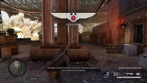 Gracz w Sniper Elite 3 poradnik, cel zrealizowany, eksplozja w tle.